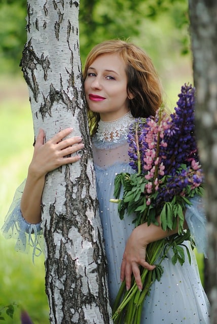 dívka s břízou